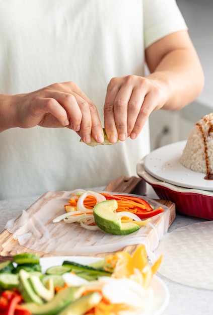 Ruky pripravujú jedlo